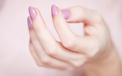 Réussir sa pose de faux ongles en 4 étapes
